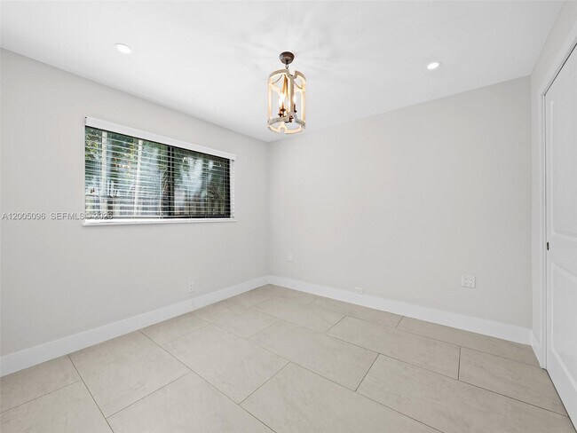 Building Photo - 1305 SE 1st St