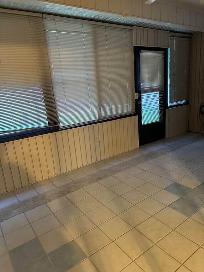 Building Photo - Two bedroom two bathroom townhome!