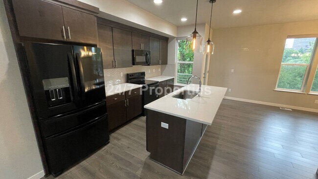 Building Photo - Modern and Stylish 3 BD | 3.5 BA Townhome ...