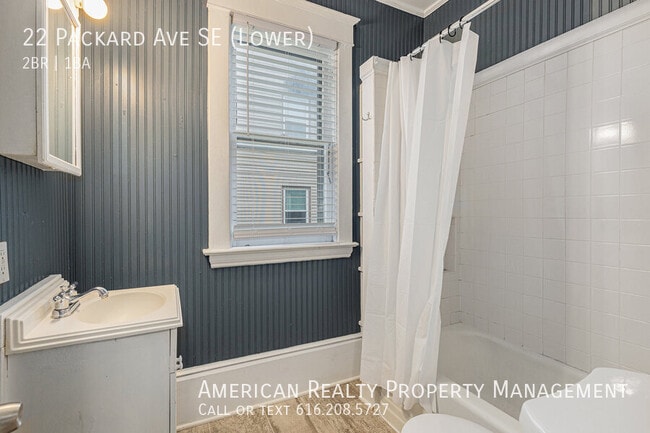 Building Photo - 22 Packard Ave SE