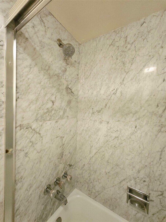 Building Photo - 1161 Hillsboro Mile