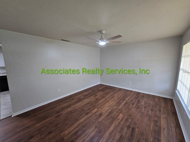Building Photo - Home in Lake Ridge available mid summer!  ...