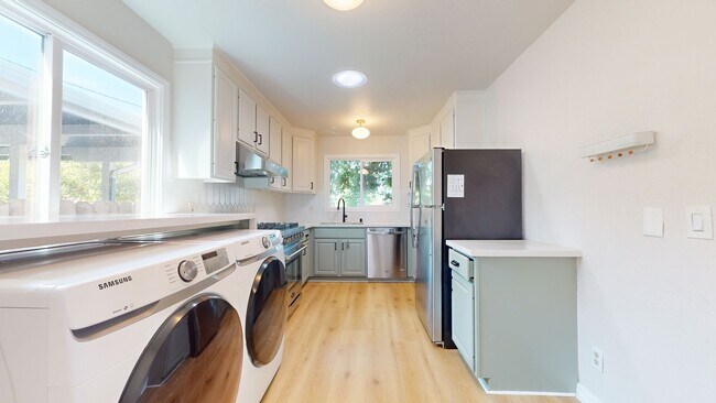 Building Photo - Mid-Century Home Available in the Richmond...