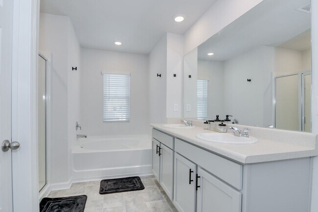 Building Photo - Beautiful 5 Bedroom 3 Bath