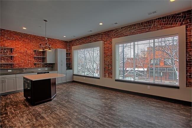 Building Photo - Updated Loft Apartment in the Heart of Dow...