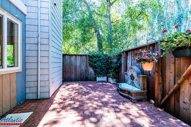 Building Photo - Live Oak Townhouse | Desirable Location