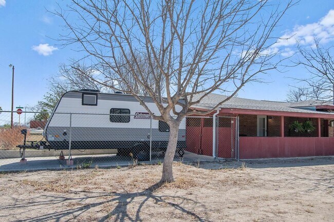 Building Photo - 208 N Broadview St