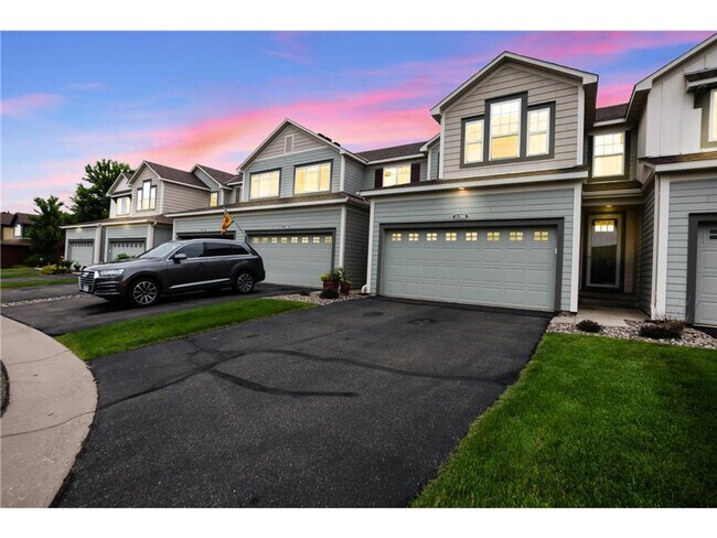 Building Photo - Rare 3 bed 4 bath updated almost 2300 sf townhouse in Woodbury!