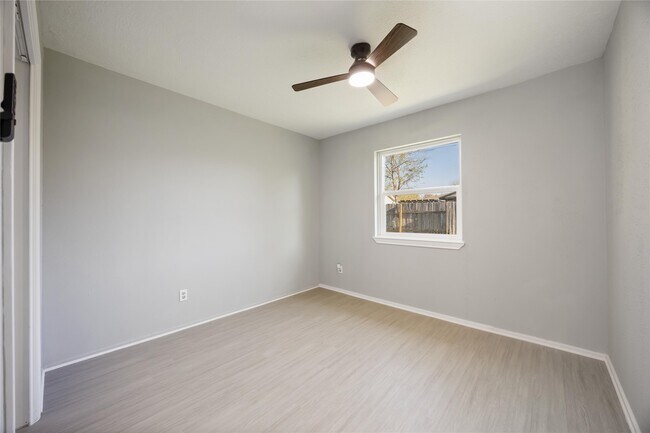 Building Photo - 2302 Green Knoll Dr