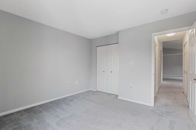 Building Photo - Charming Top Floor Condo with Pool View!!