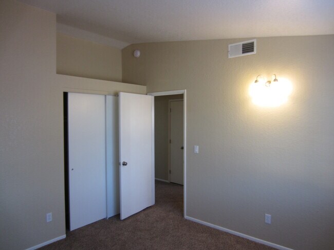 Building Photo - Convenient Northwest 4 Bedroom 3 Bath with Use of Community Pools