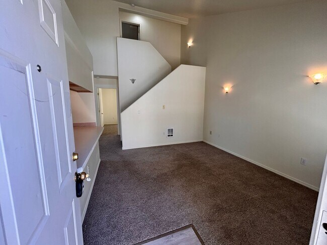 Building Photo - 2 Bed/2 Bath Apartment in NE Bend - Worthington Court