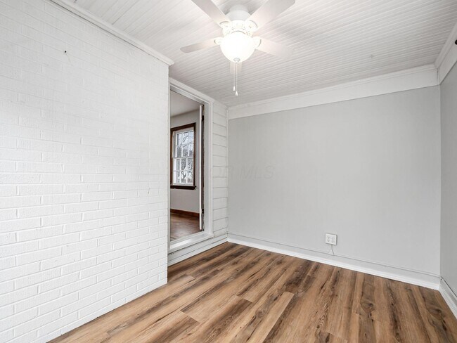 Building Photo - 495 Northview Dr