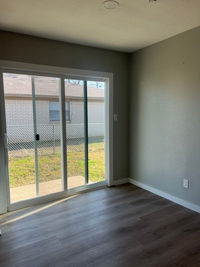 Building Photo - ? Fully Remodeled 2 Bed / 1 Bath Duplex – Modern & Move-In Ready ?