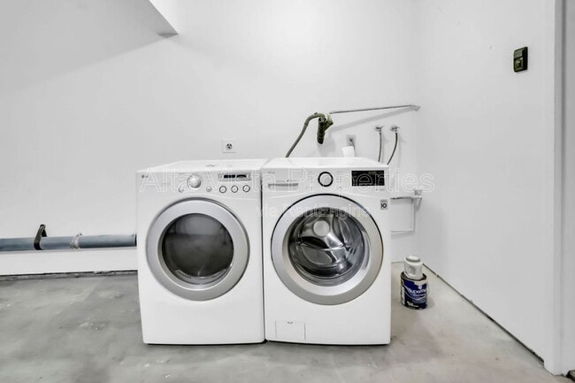 Building Photo - 3211 Caminito Eastbluff