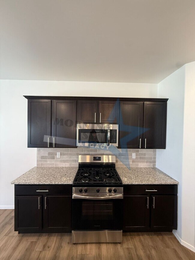 Building Photo - Newer Construction - Move in Ready!