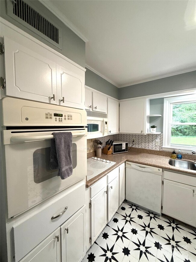 Building Photo - 1600 Paddock Cir