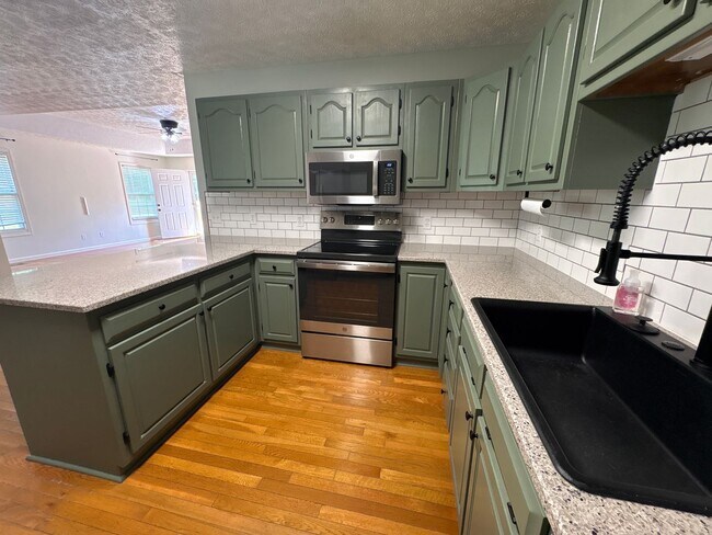 Building Photo - 671 Circle Dr