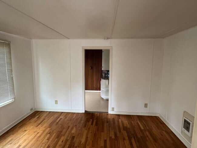 Building Photo - 1 Bedroom Duplex in Downtown Eugene