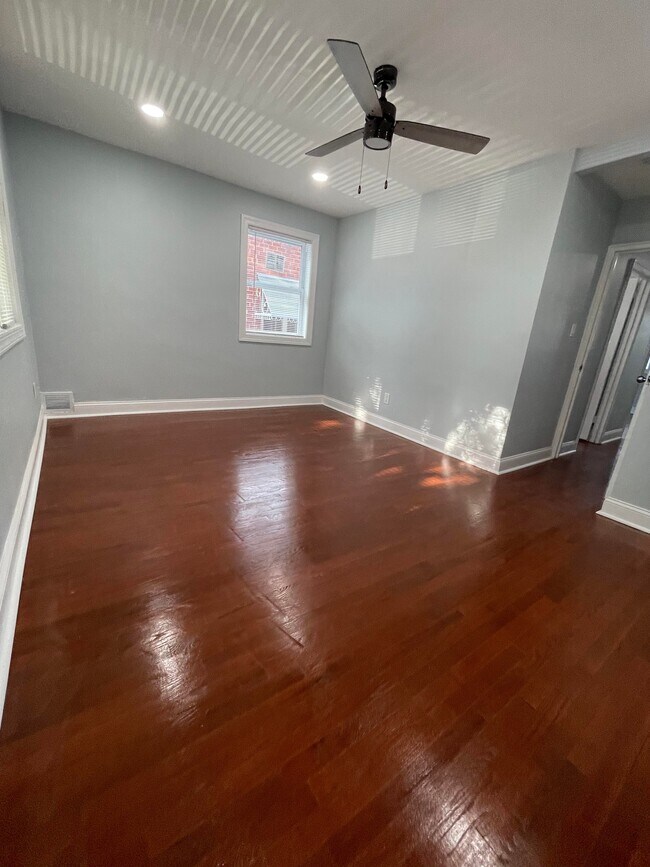 upper level room 1 - 5021 13th St NE