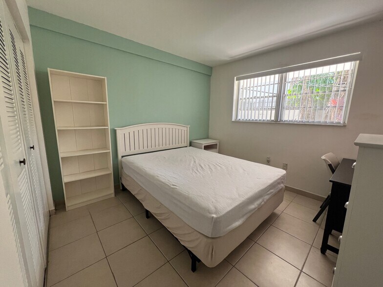 Bedroom - 6904 N Kendall Dr