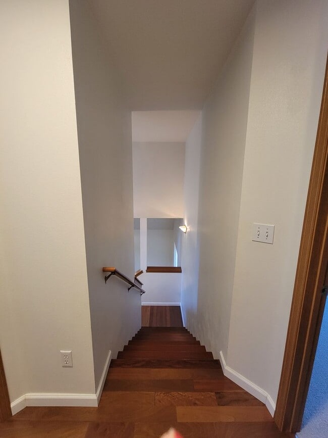 Building Photo - Newer 2 story 1761 sq ft 3 bedroom, 2 1/2 bath home with 2 car garage