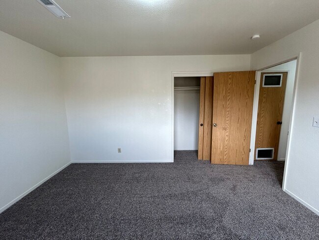 Building Photo - Gated community - Water, Garbage & Sewer Included