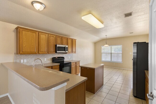 Building Photo - Charming Home Awaits: Spacious & Modern Li...