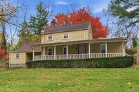 Building Photo - 327 W Neck Rd