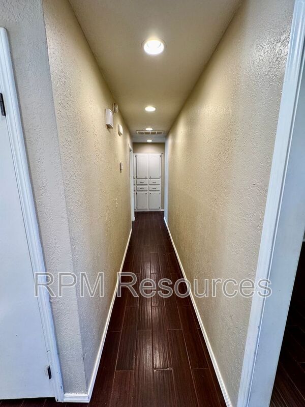 Building Photo - 1135 W Johnathan Way