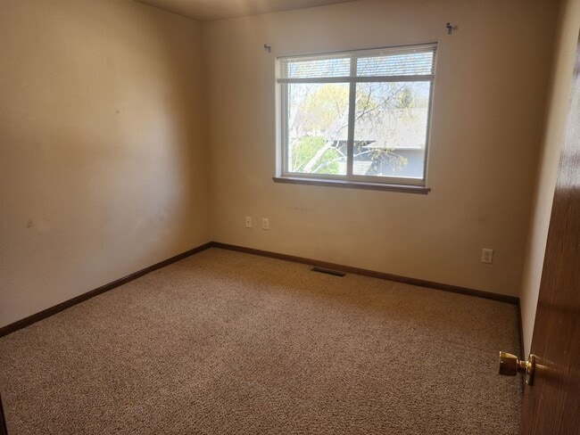 Building Photo - Three bedroom two bathroom Town home