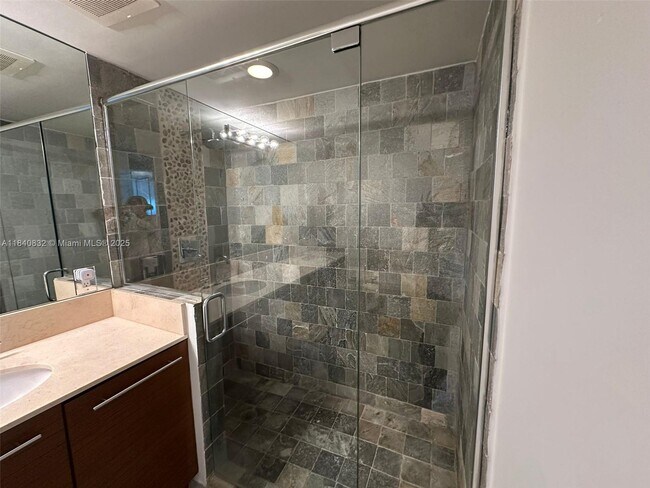 Building Photo - 2641 N Flamingo Rd