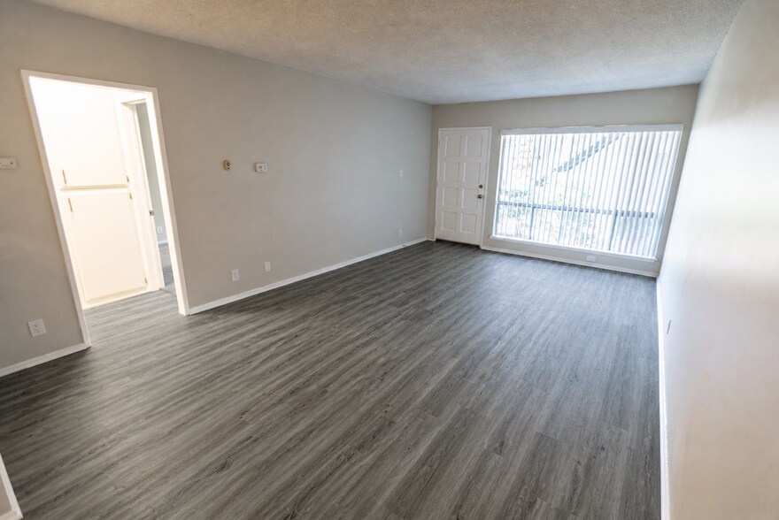Interior Photo - 18400 Prairie Street