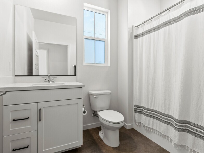 Guest bath 2 - 1191 Grassland Rd