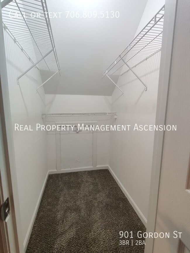 Building Photo - 901 Gordon St