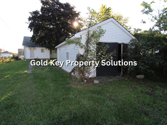 Building Photo - Updated 2 BR 1 BA House with Huge Kitchen and Garage (SECTION 8 APPROVED)