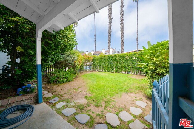 Building Photo - 1022 21st St