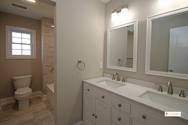 Building Photo - Upscale rental in Harrisonburg!