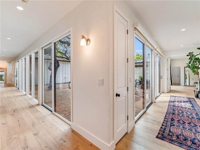 Building Photo - 3002 Hillview Rd