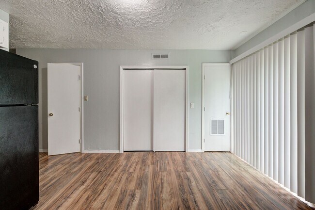 Building Photo - 1709 Beaumont Dr
