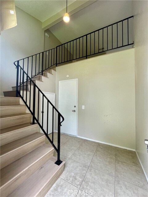 Building Photo - 326 W 9th St