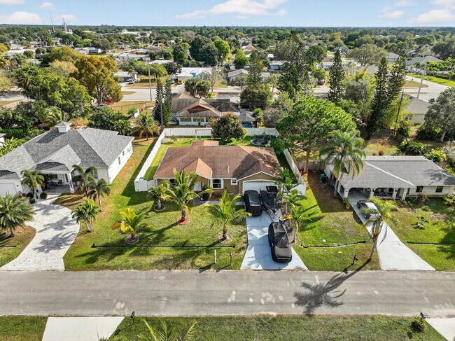 Building Photo - 1121 SW Ivanhoe St