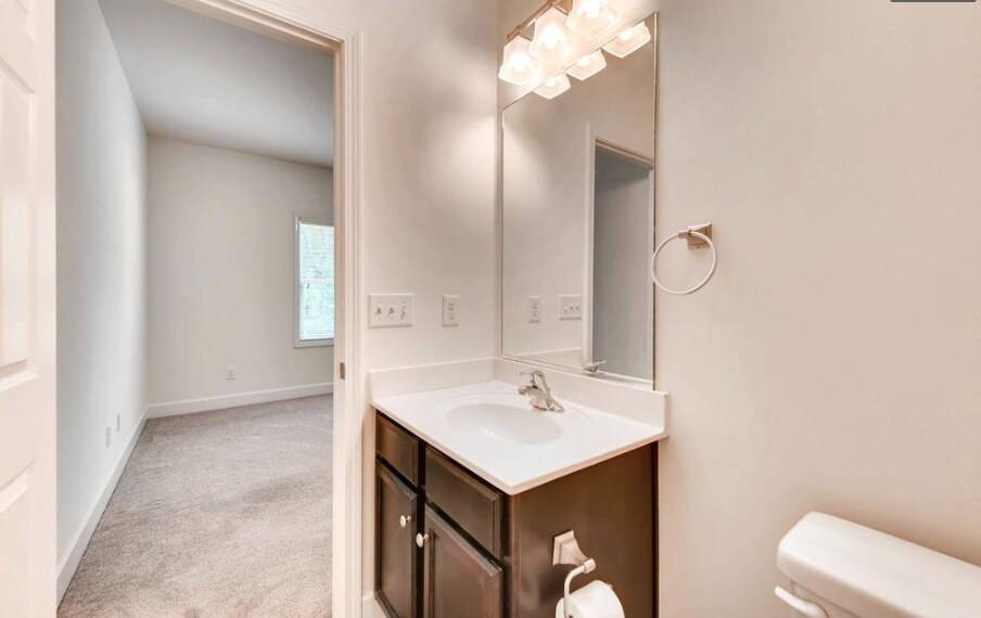 Building Photo - 2027 Pinecrest Dr