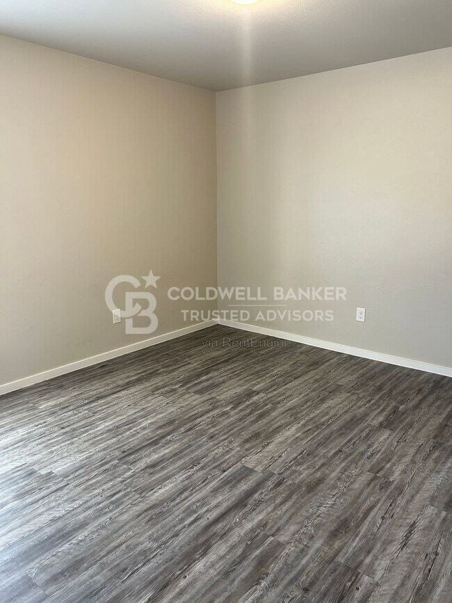 Building Photo - 2122 N Texas Ave