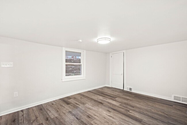 Building Photo - SCORE 50% OFF 1ST MONTH'S RENT IF SIGNED BY DEC 12! Stunning 4 bedroom home in Mt. Washington ava...