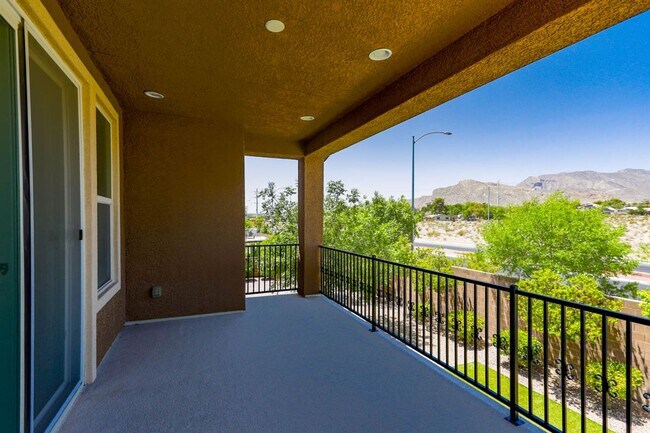Building Photo - Stunning 5 Bed, 4 Full Baths And 2 Half Ba...