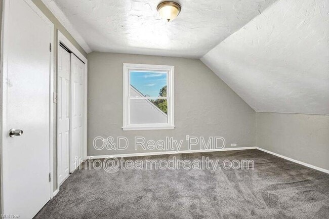 Building Photo - 640 E 261st St