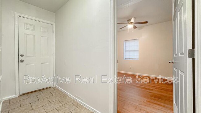 Building Photo - 3027 Peronne Ave