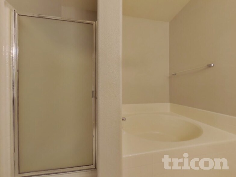 Building Photo - 6613 W Miami St