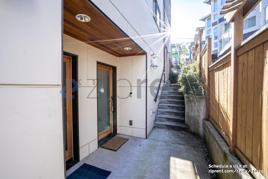 Building Photo - Unit D